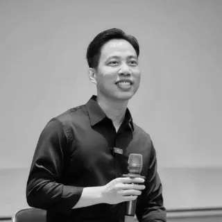 Son Piaz speaking into a microphone